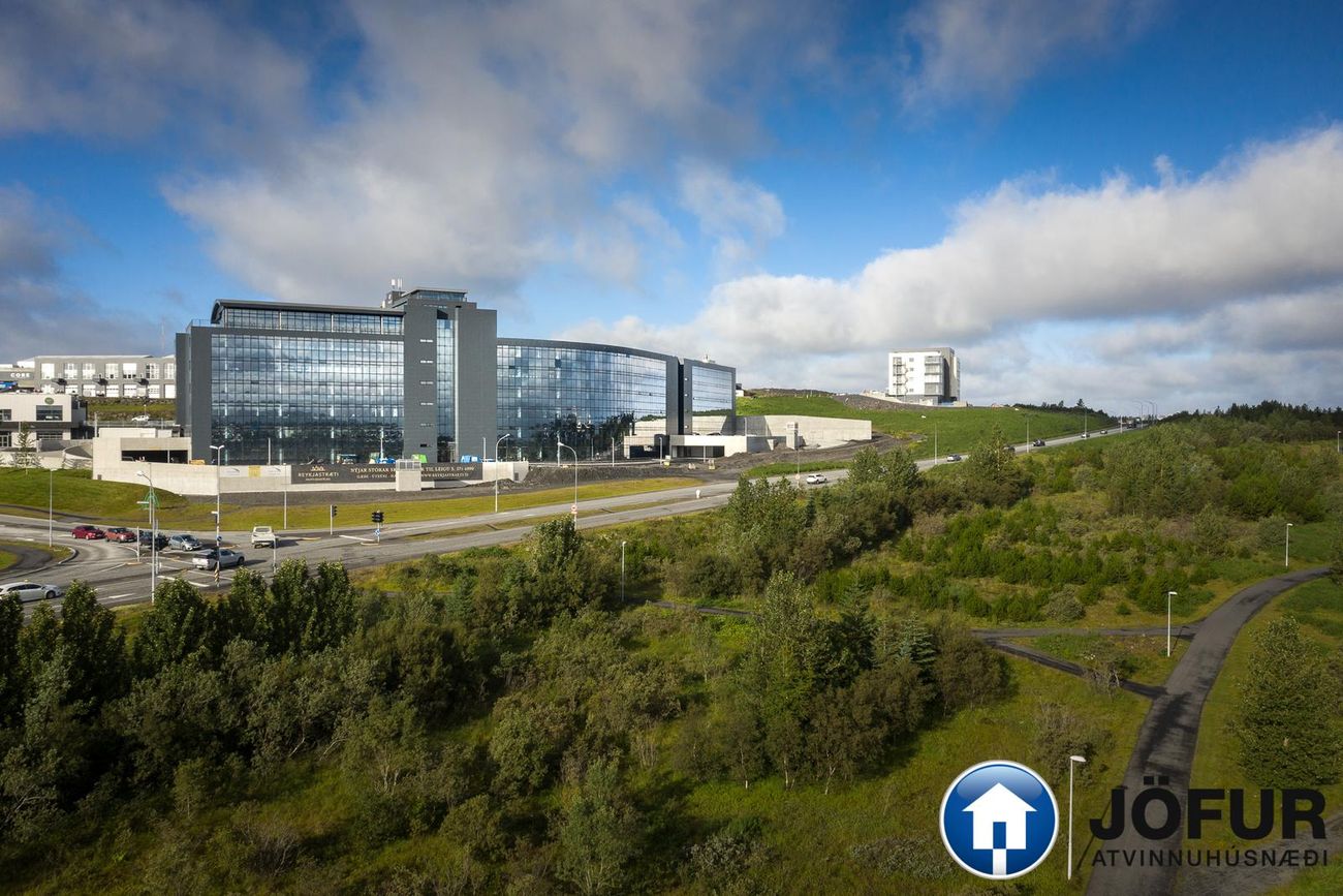 Urðarhvarf 8