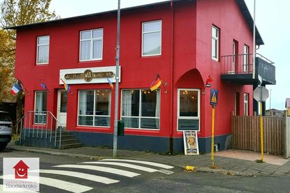 Aðalgata 8