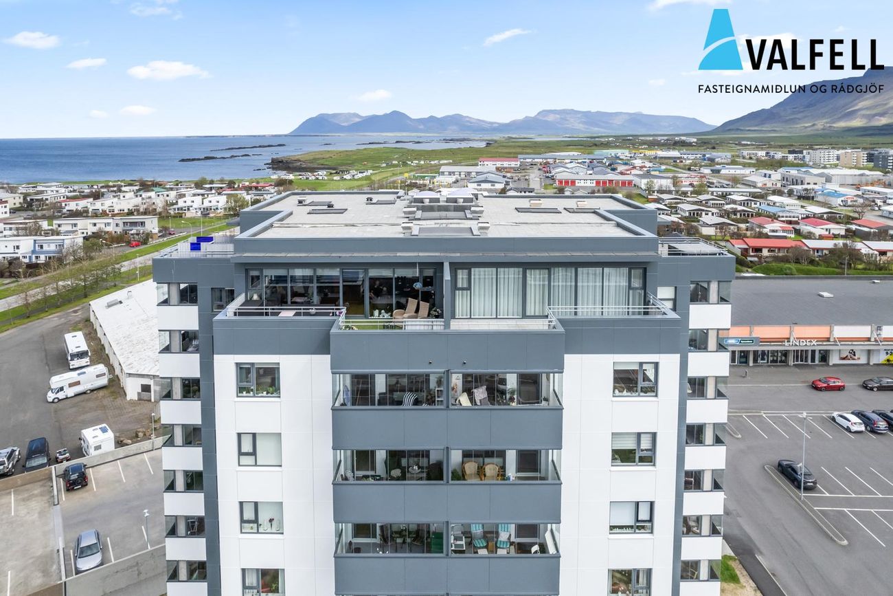Stillholt þakíbúð á 10 hæð