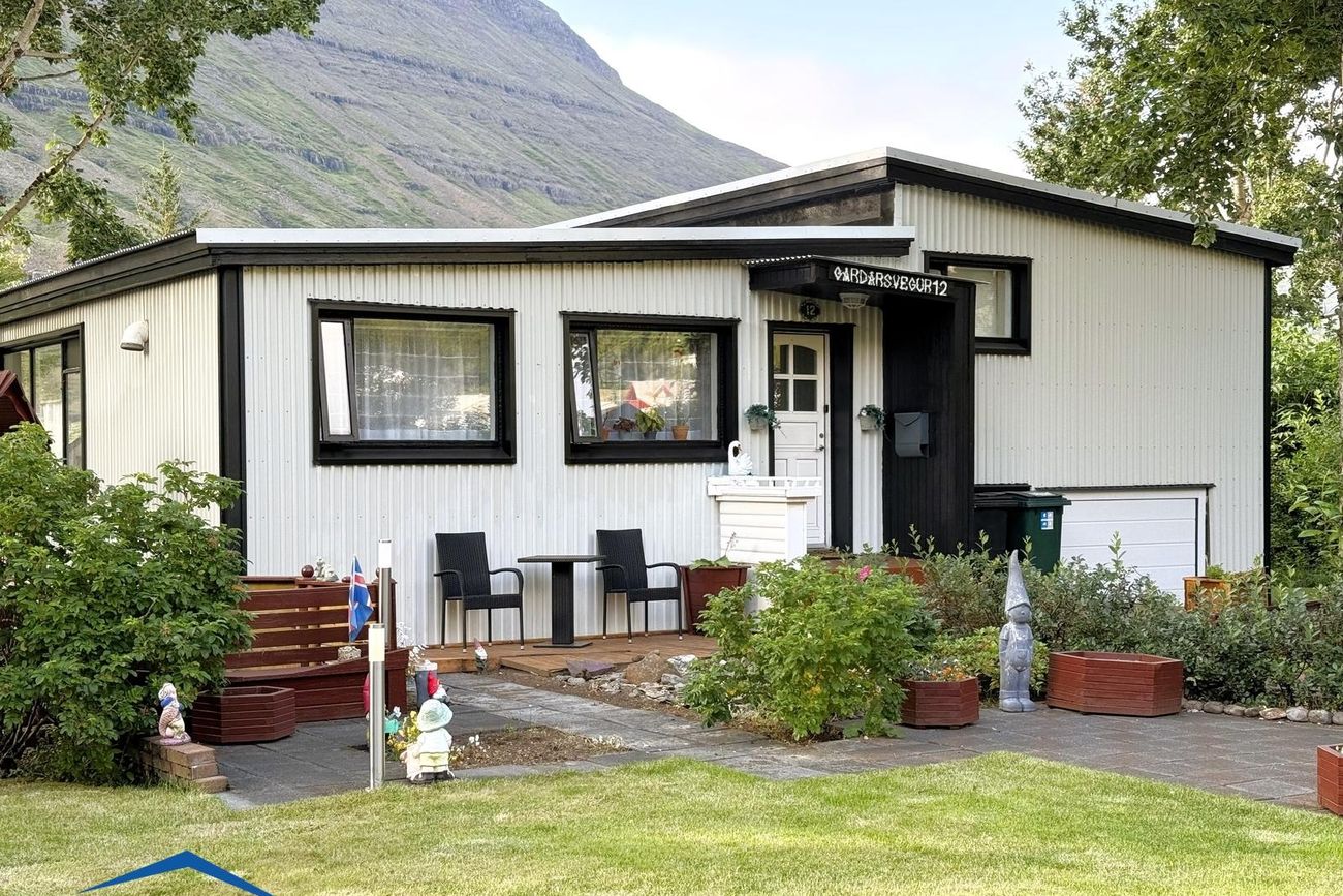 GARÐARSVEGUR 12