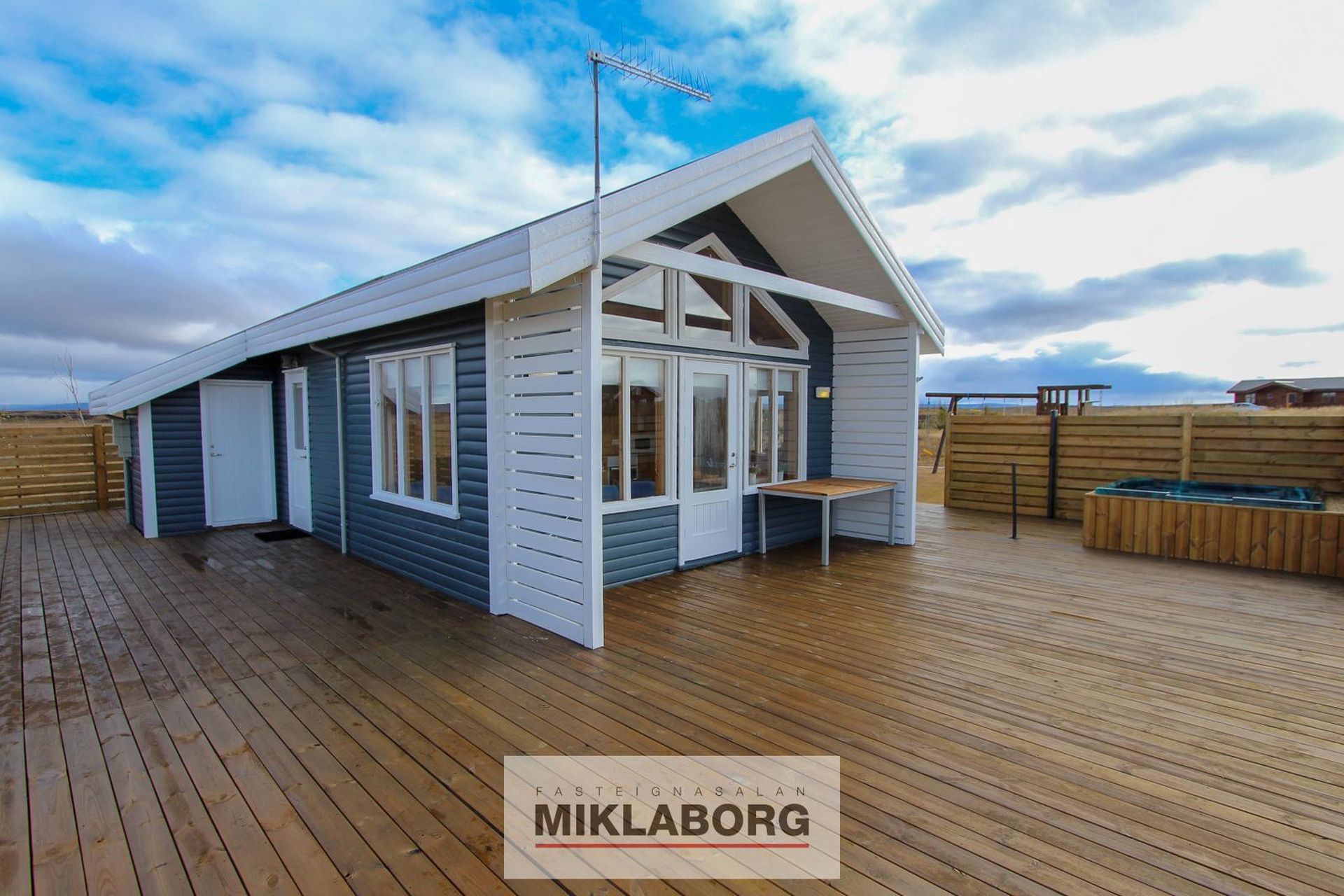 Tjörn lóð 27