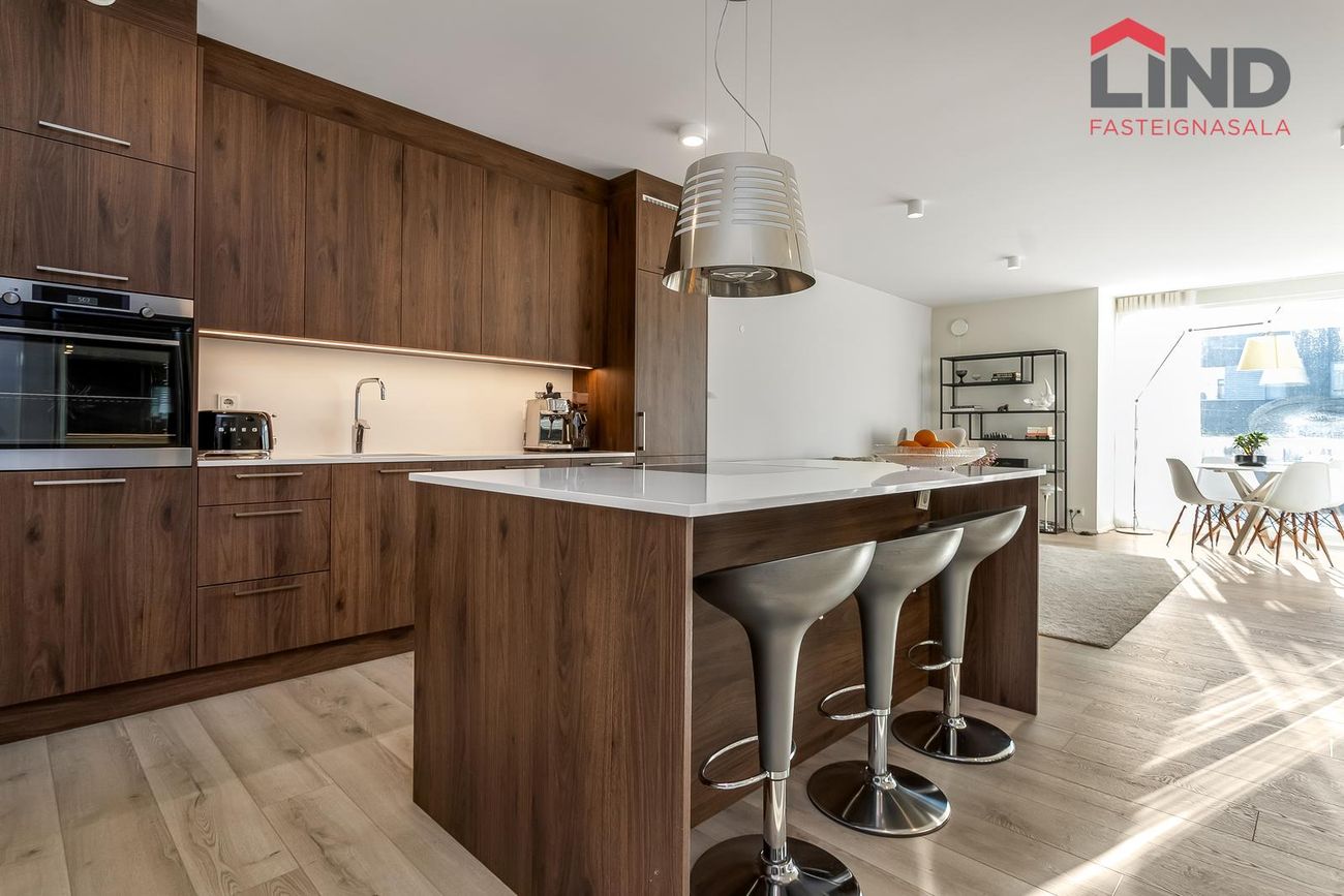 Skógarvegur 8