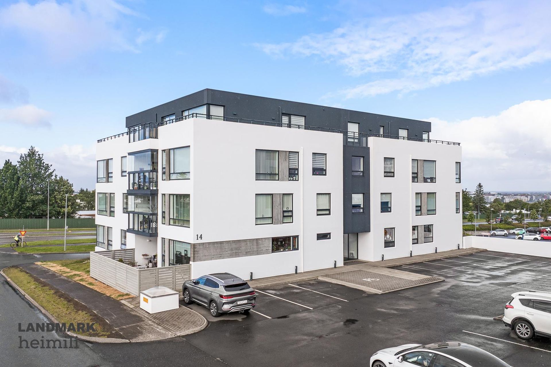 Kirkjulundur 14
