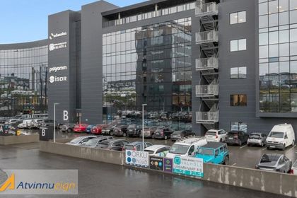 Urðarhvarf 8
