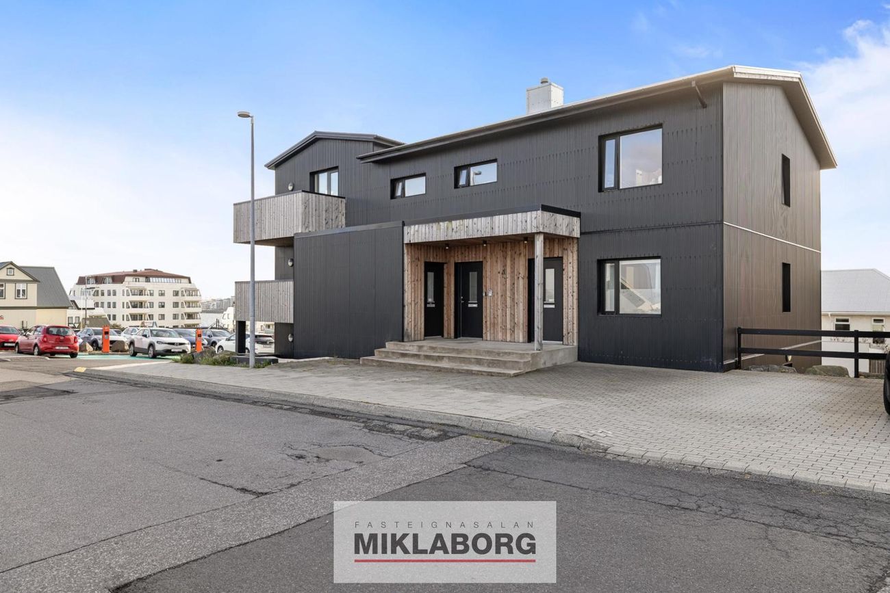 Kirkjubraut 1