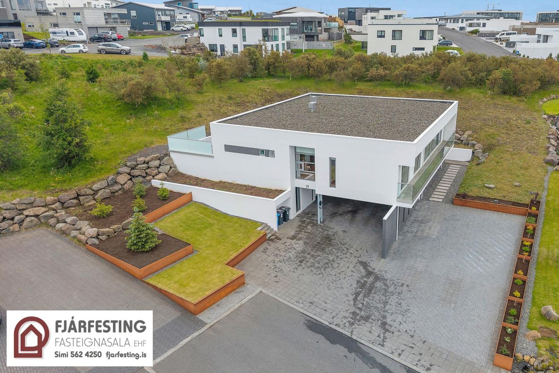 Álmakór 19